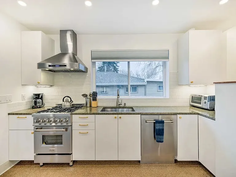 2324 S Green St #FRONT — Photo 13