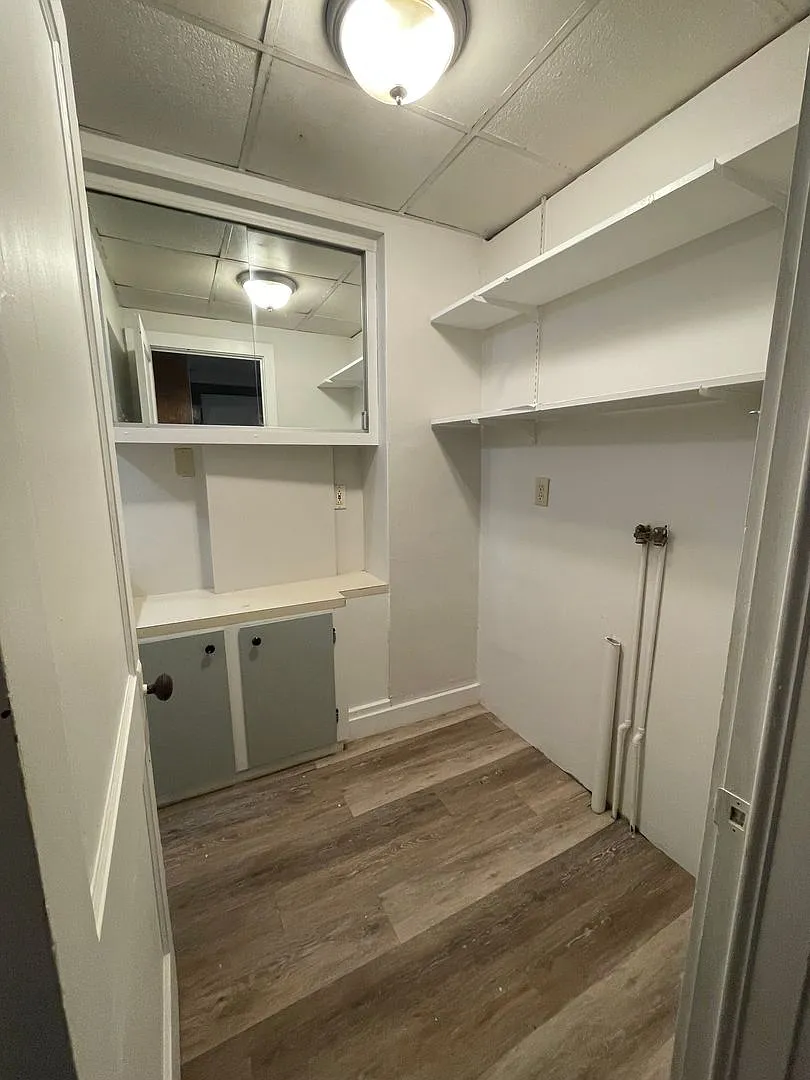 1br/1ba, Wd Hookups, Updated, New Flooring And Parking! — Photo 1