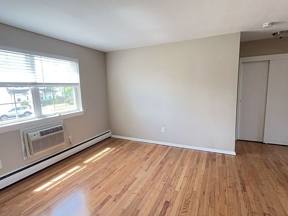 5th image of 303 Plainfield Ave APT B5