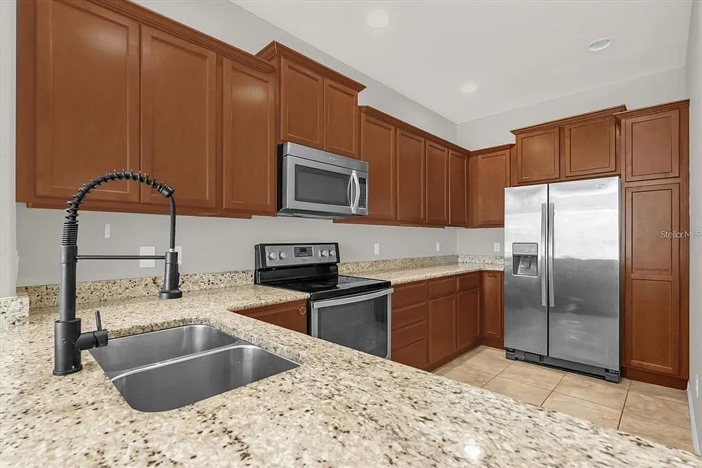 3 bed, 3.0 bath, 1830 sqft, $2,700 — Photo 2