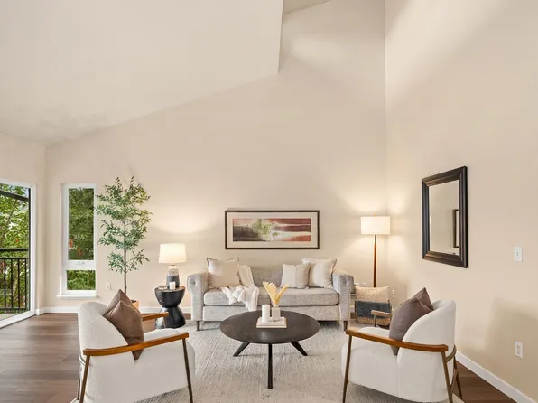 12014 98th Avenue NE #302, Kirkland, WA 98034