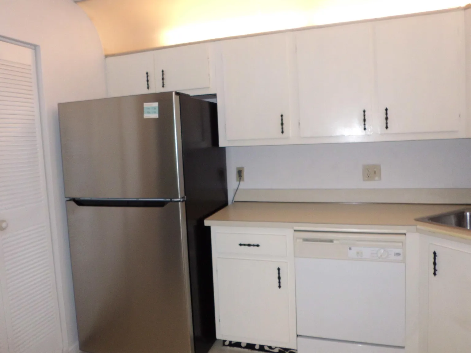 2 bed, 1.0 bath, 818 sqft, $1,600 — Photo 2