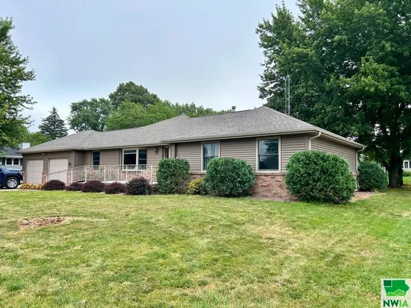 825 Angier Dr, Storm Lake, IA 50588