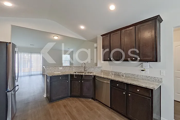 102 Lord Effingham Way — Photo 10