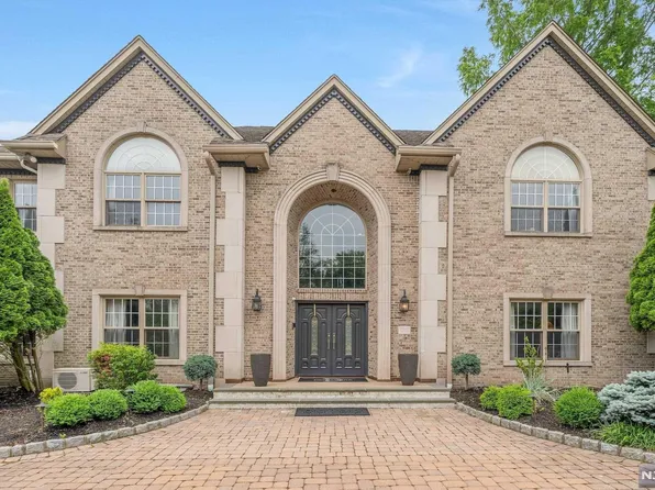 1 Lone Cedar Way, Old Tappan, NJ 07675