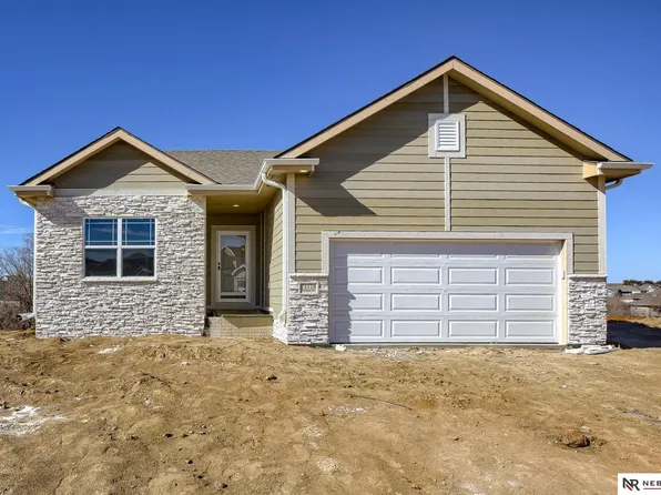 11118 Portage Dr, Papillion, NE 68046