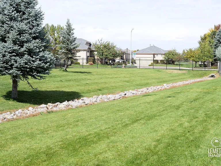 UTE CREEK APARTMENTS — Photo 10