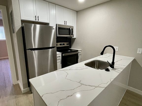5th image of 600 1/2 E 53rd St #229
