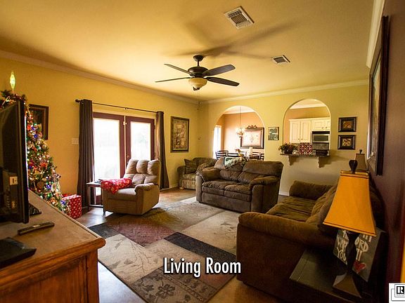 2nd image of 105 Arbor Cove Cir