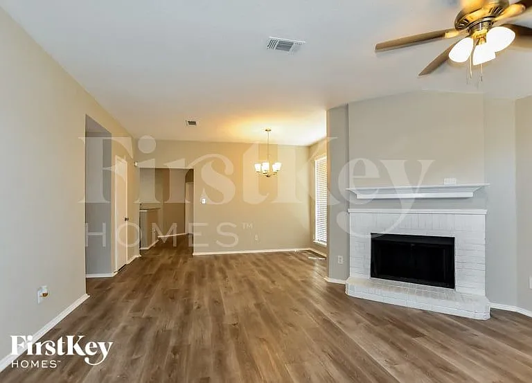 1519 Cedarcrest Cir — Photo 2