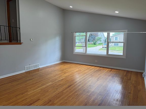3rd image of 934 S Harvard Ave