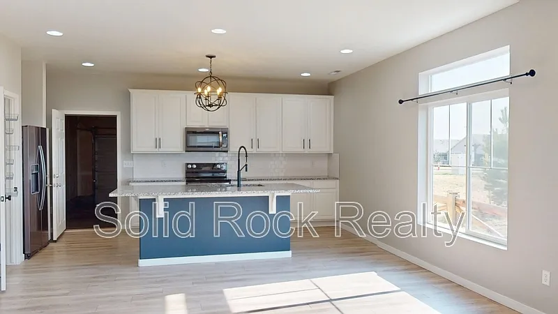 3 bed, 3.0 bath, 1661 sqft, $2,200 — Photo 2