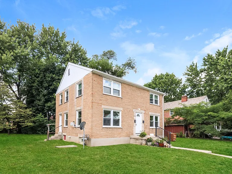 618-618 1/2 Lucas Dr — Photo 2