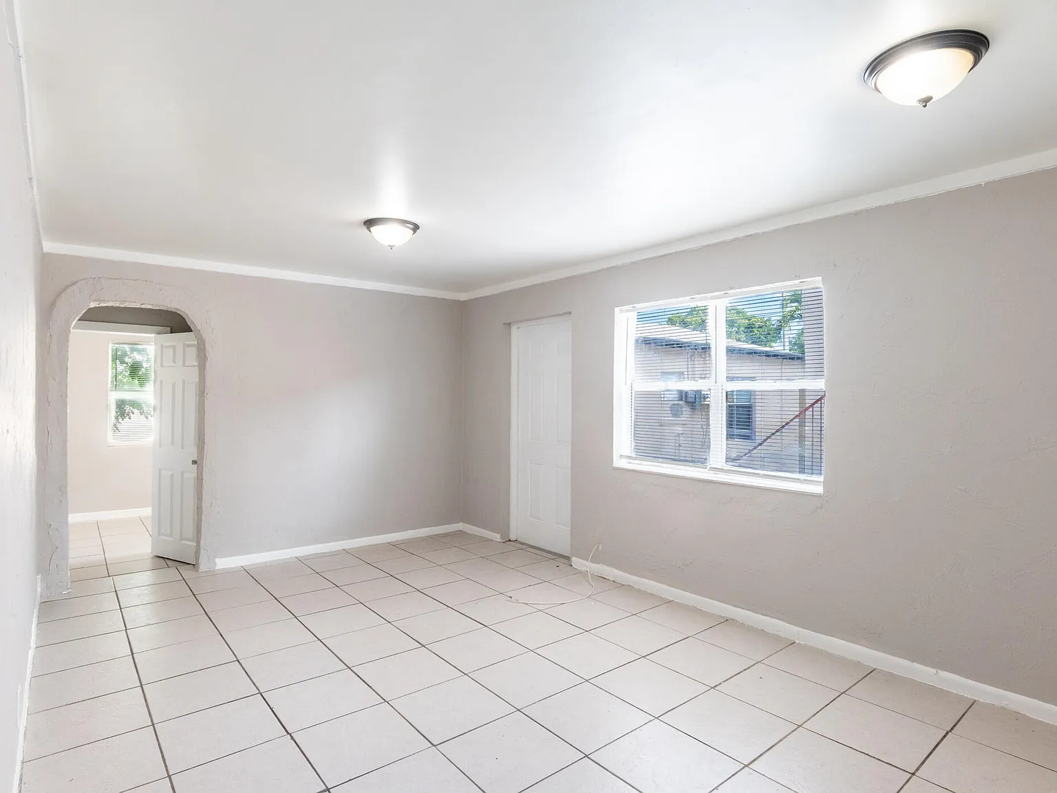 3 bed, 1.0 bath, 828 sqft, $2,500 — Photo 2