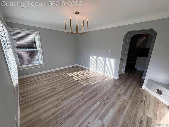4th image of 1073 Colonial Dr
