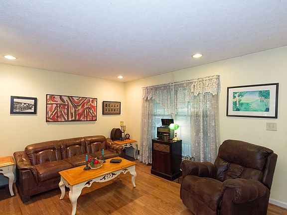 2nd image of 365 Crestwood Dr