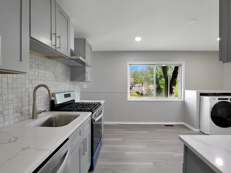 419 Waverly Ave — Photo 14