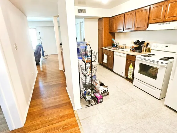 1200 S Forums Ct #1C, Wheeling, IL 60090