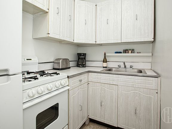 3rd image of 155 E 34th St APT 15C