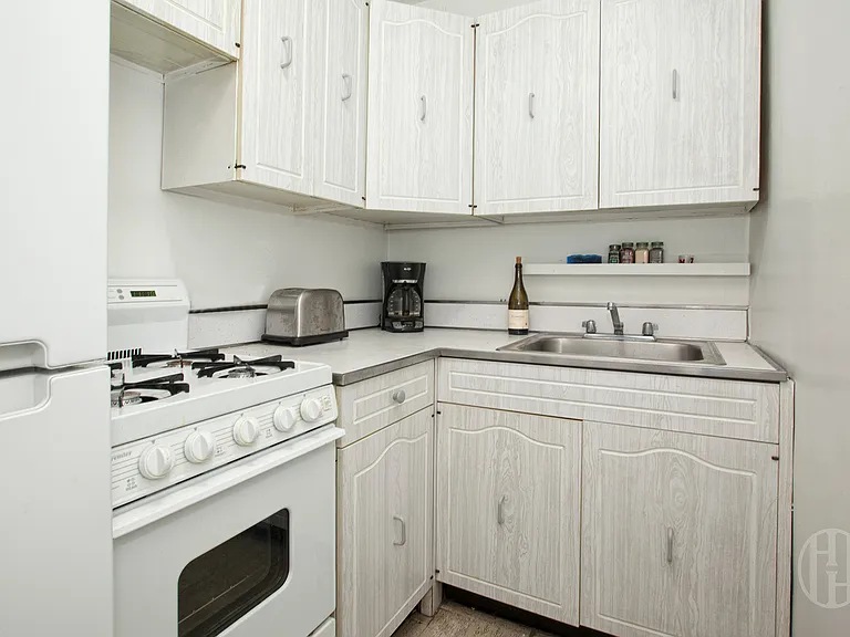 155 E 34th St #15C — Photo 3