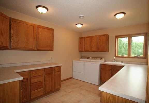 12x12 mud/laundry room