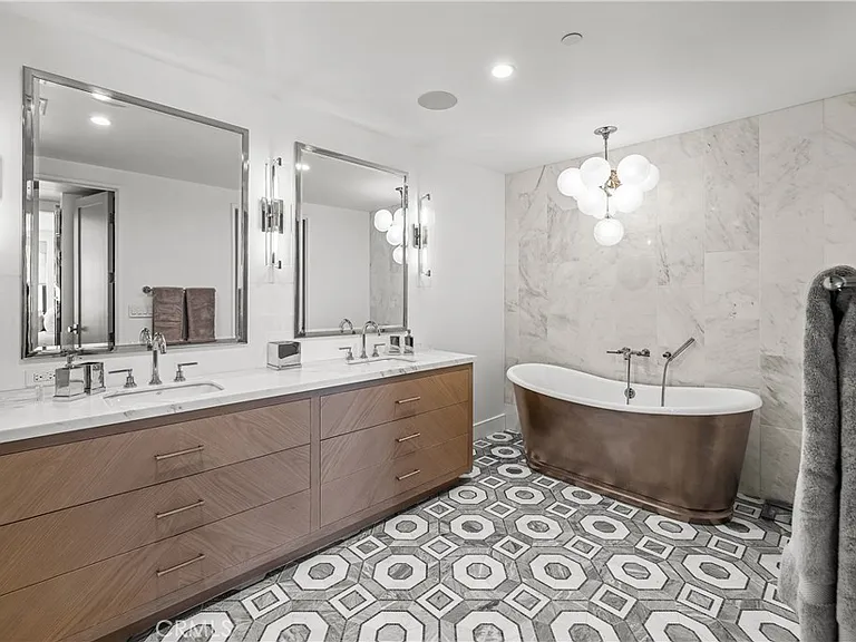 2200 The Strand #B — Photo 29