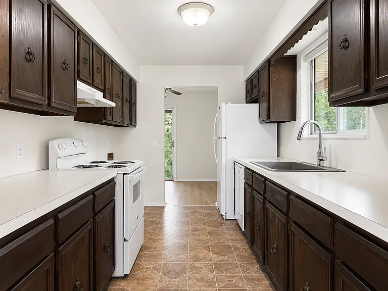443 Overlook Dr — Photo 4