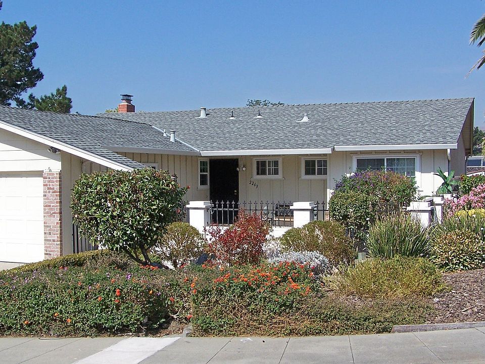 Located on a foothill, 2 miles from Spring Valley goft course