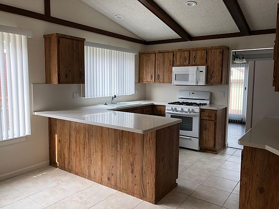 Awesom counter and cupboard space in kitchen