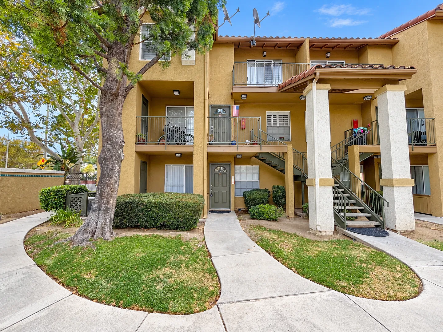 1 bed, 1 bath located in Corona! — Photo 2