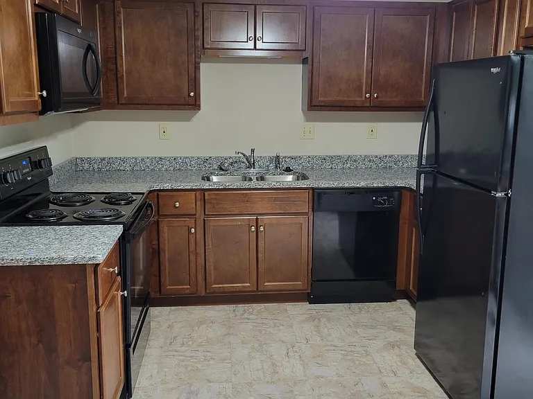 32 Manor Dr #32 — Photo 6