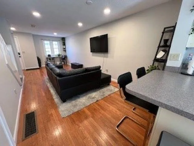 2 bed, 1.5 bath, 1030 sqft, $2,700 — Photo 2