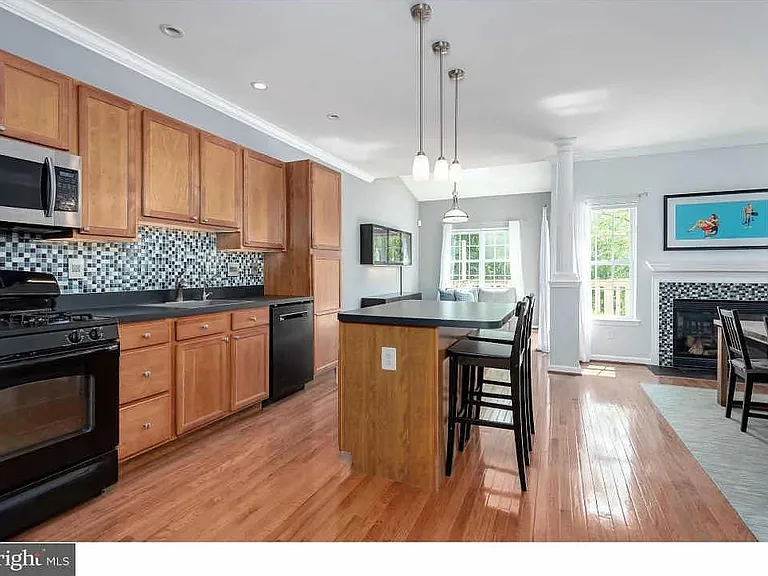 1676 Laura Ln — Photo 3
