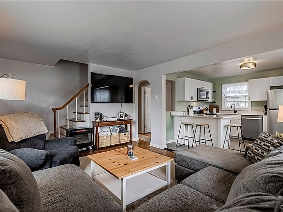 3rd image of 50 Wilbur Rd