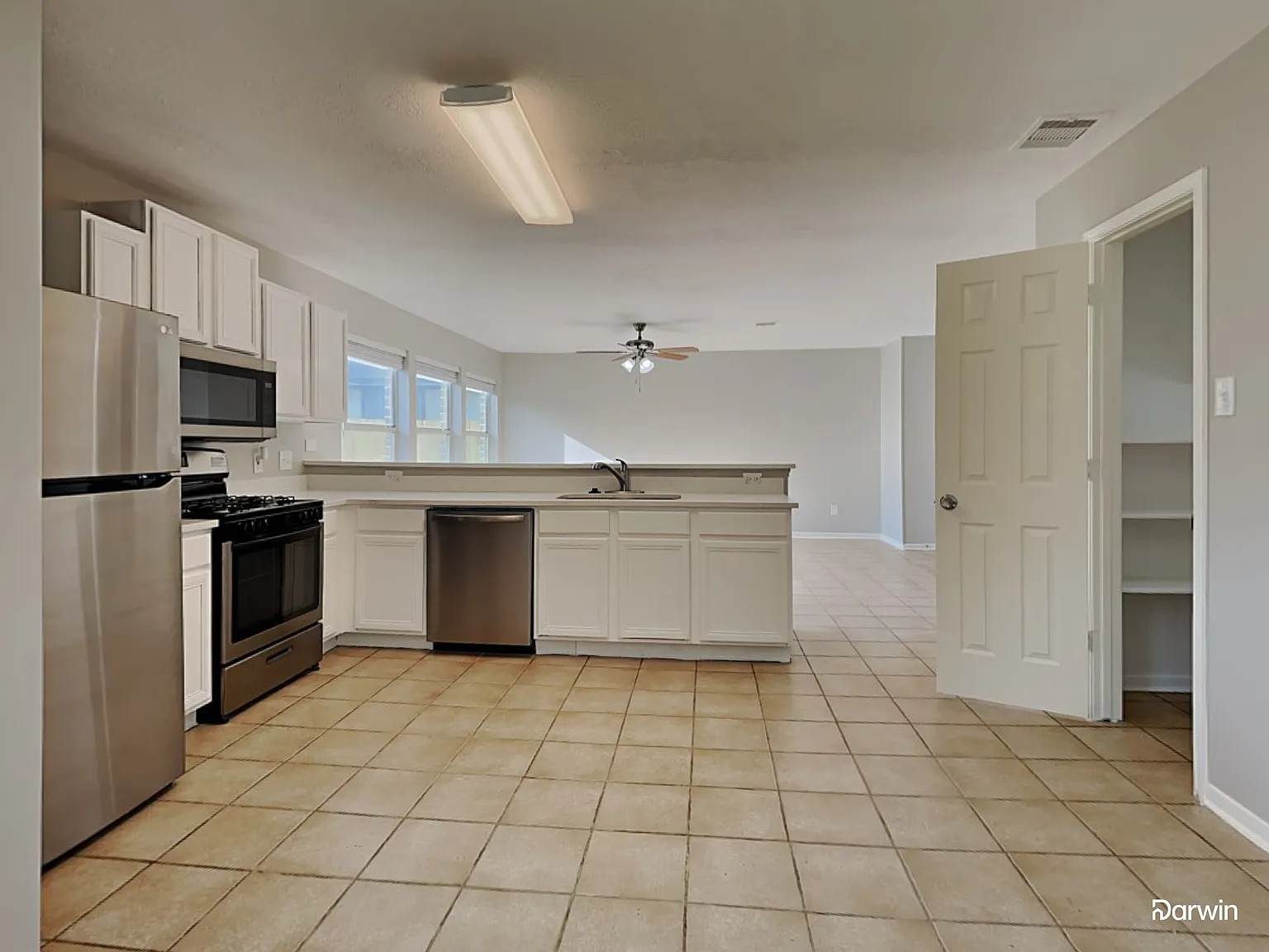 3 bed, 2.5 bath, 1552 sqft, $2,030 — Photo 2