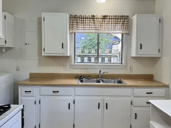 3122 Commander Dr, Louisville, KY 40220