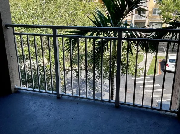 6530 Emerald Dunes Dr APT 304, West Palm Beach, FL 33411