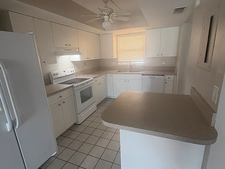 706 SE 13th Ct #D — Photo 1