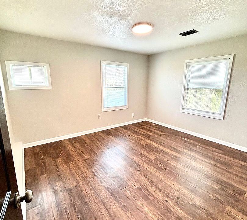 1st image of 701 Airport Rd #11