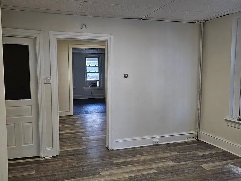 735 N George St — Photo 5