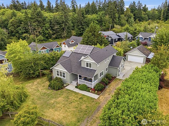 2nd image of 2484 Soundview Drive NE