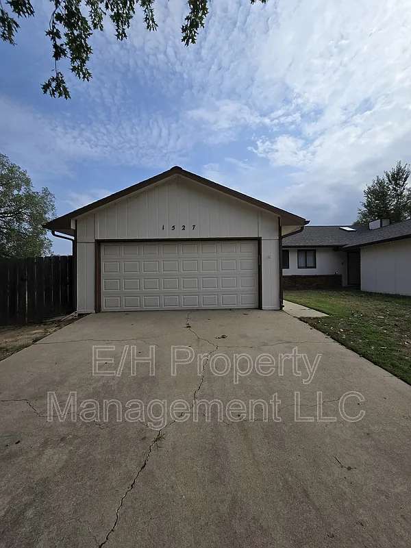 3 bed, 2.0 bath, 1300 sqft, $1,475 — Photo 1