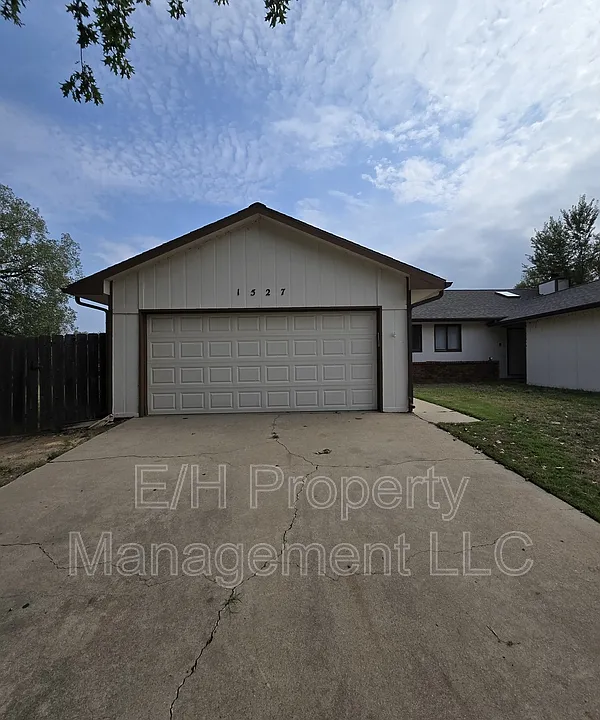 1527 N Smith Cir