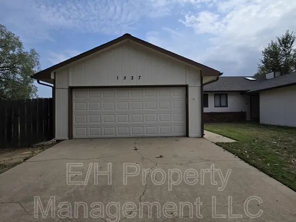1527 N Smith Cir, Wichita, KS 67212
