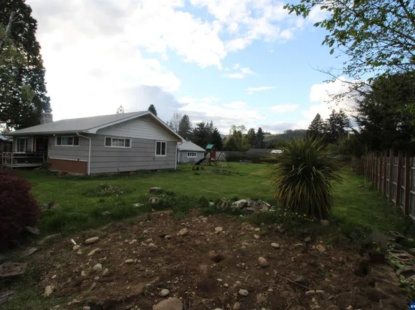 215 SE Kingwood St, Mill City, OR 97360