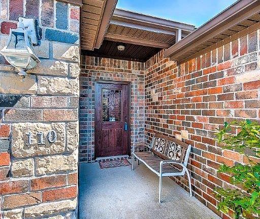 3rd image of 110 NE Larkspur Ln