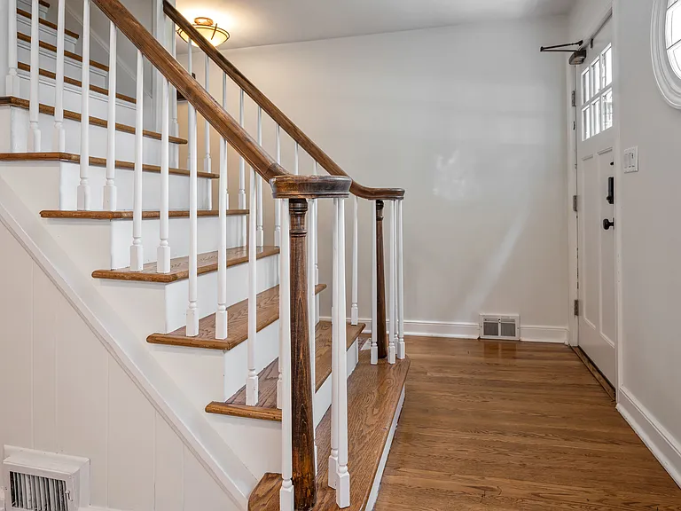 496 Lincoln Ave — Photo 5