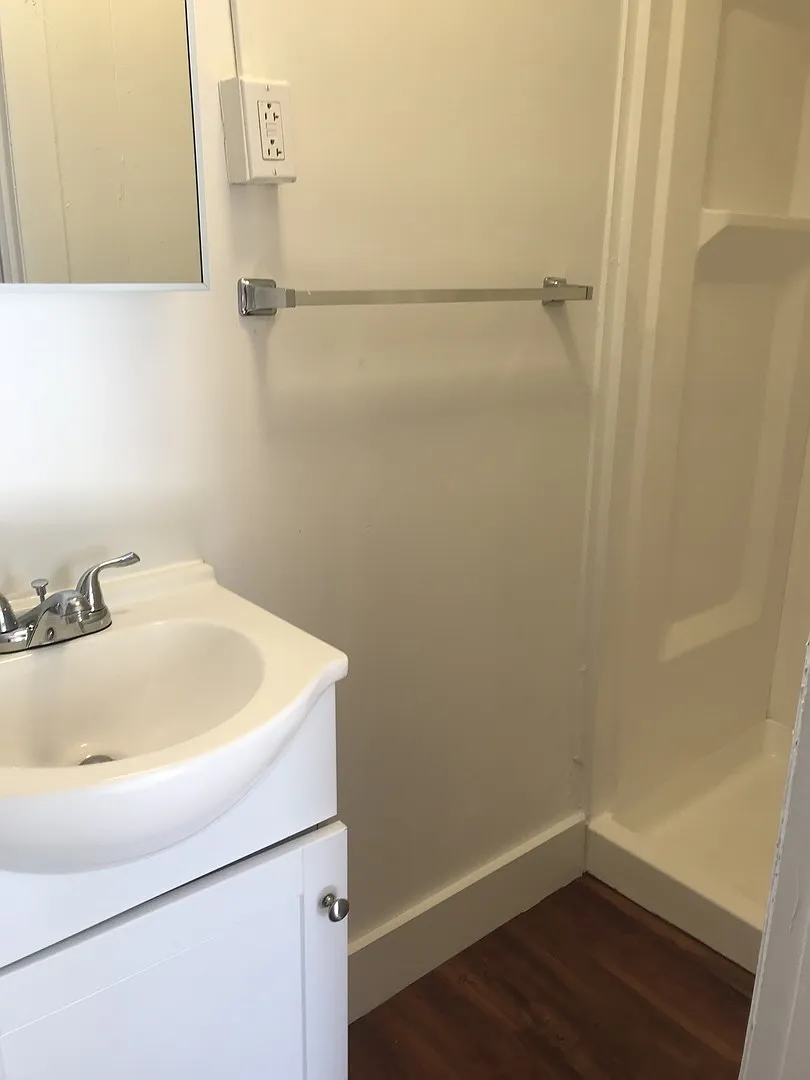 Section 8 Eligible-1st Floor Efficiency Room - South York City — Photo 1