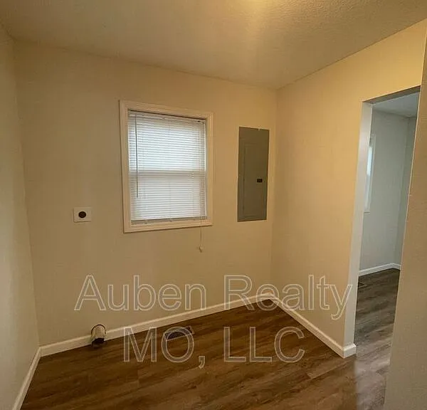 667 Thornton St — Photo 7