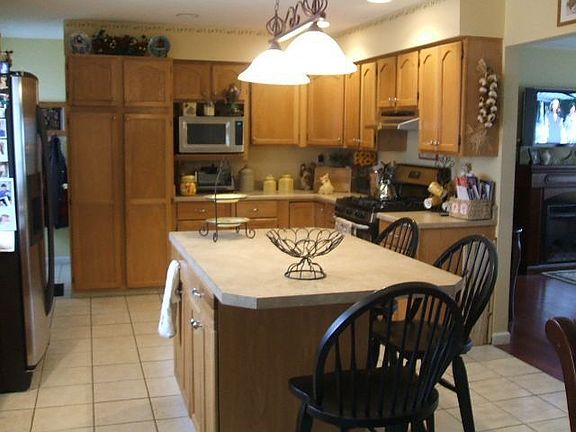 ENJOY COOKING IN YOUR SPACIOUS UPDATED KITCHEN